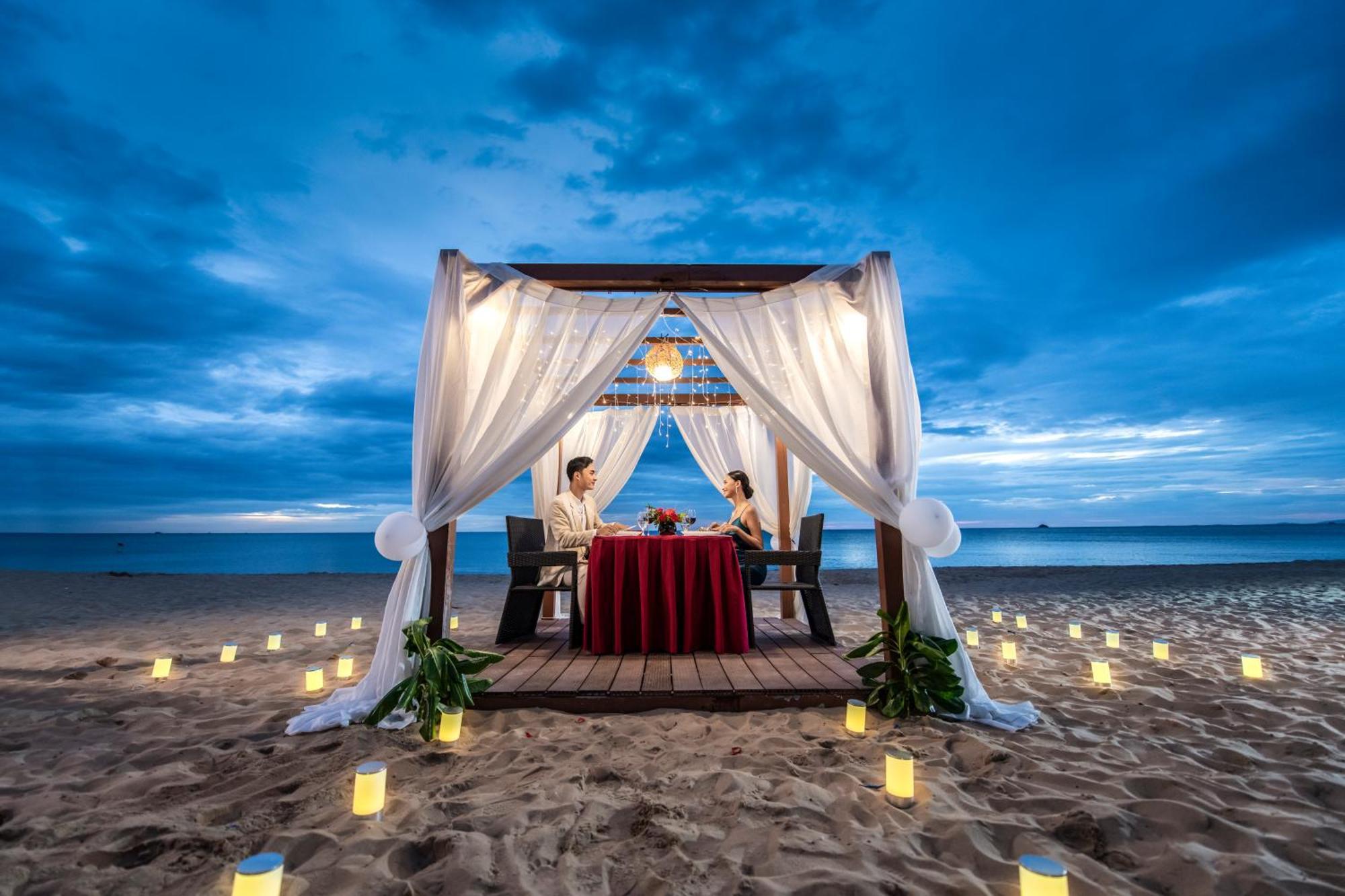 Hotel Vinpearl Wonderworld Phú Quý Zewnętrze zdjęcie A couple dining at a beach resort in Pattaya, Thailand