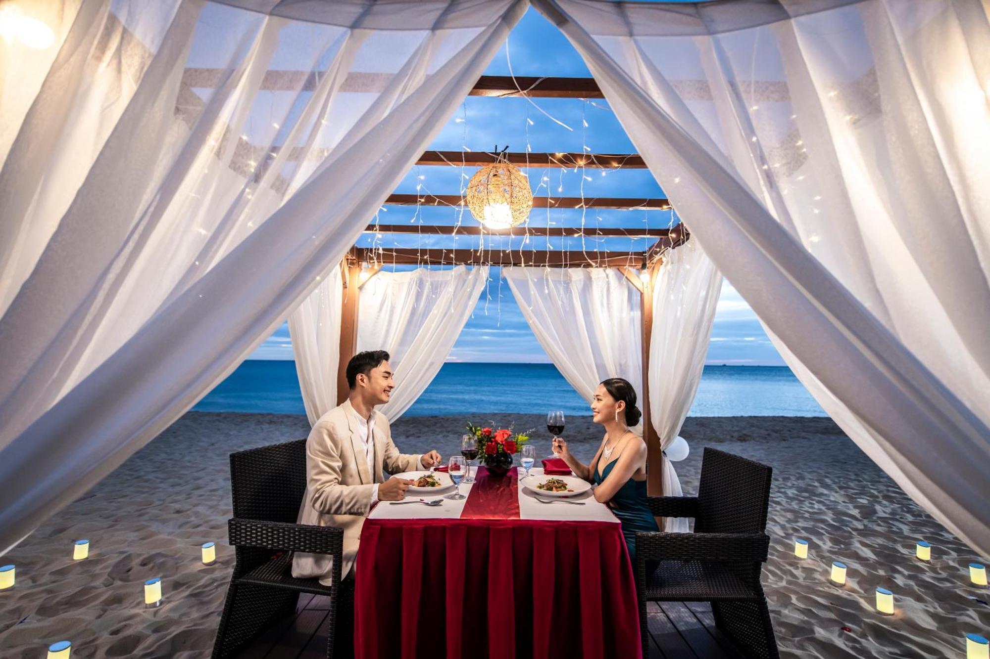 Hotel Vinpearl Wonderworld Phú Quý Zewnętrze zdjęcie A couple dining at a beach resort in Pattaya, Thailand