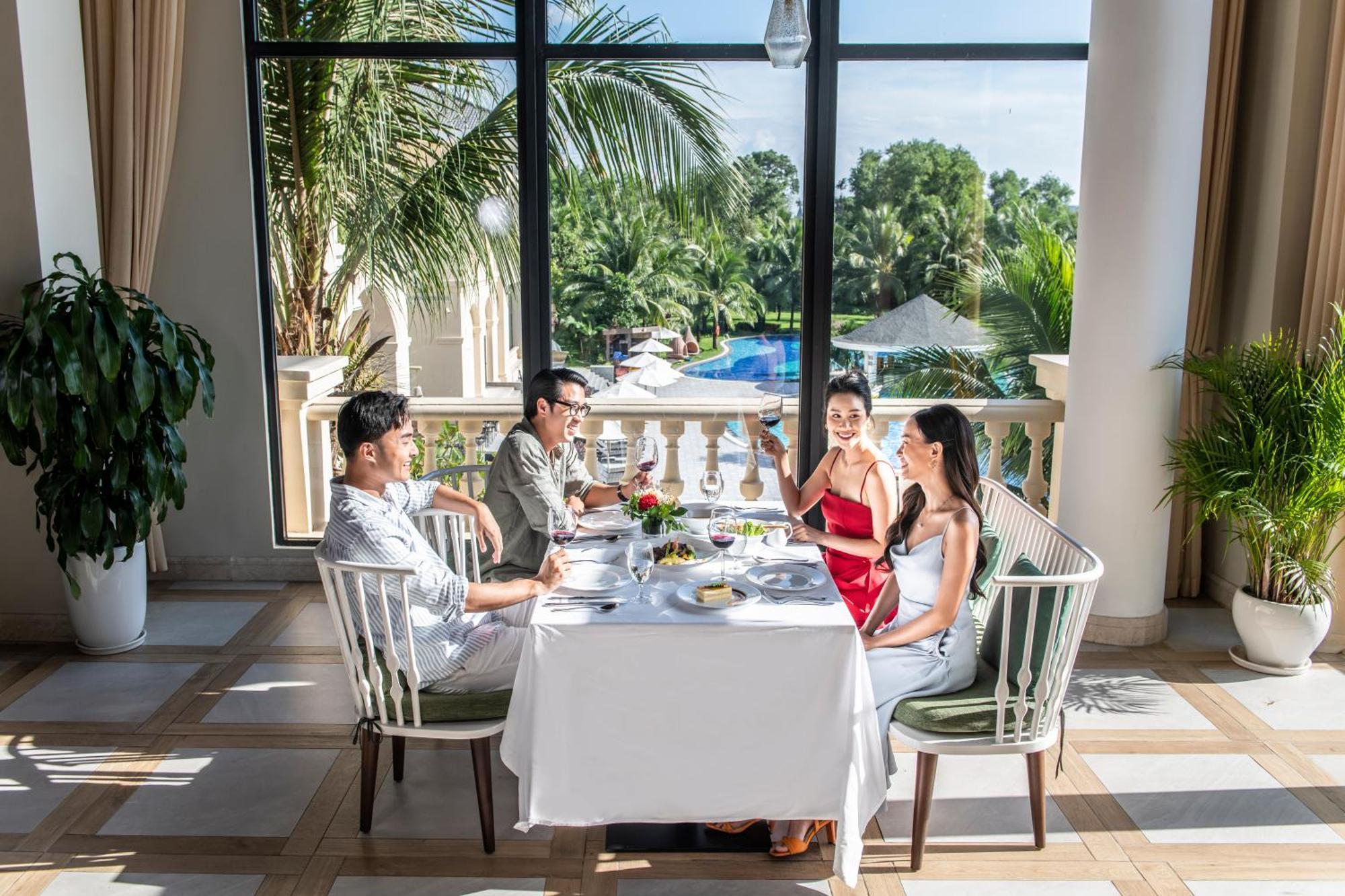 Hotel Vinpearl Wonderworld Phú Quý Zewnętrze zdjęcie The restaurant at the hotel