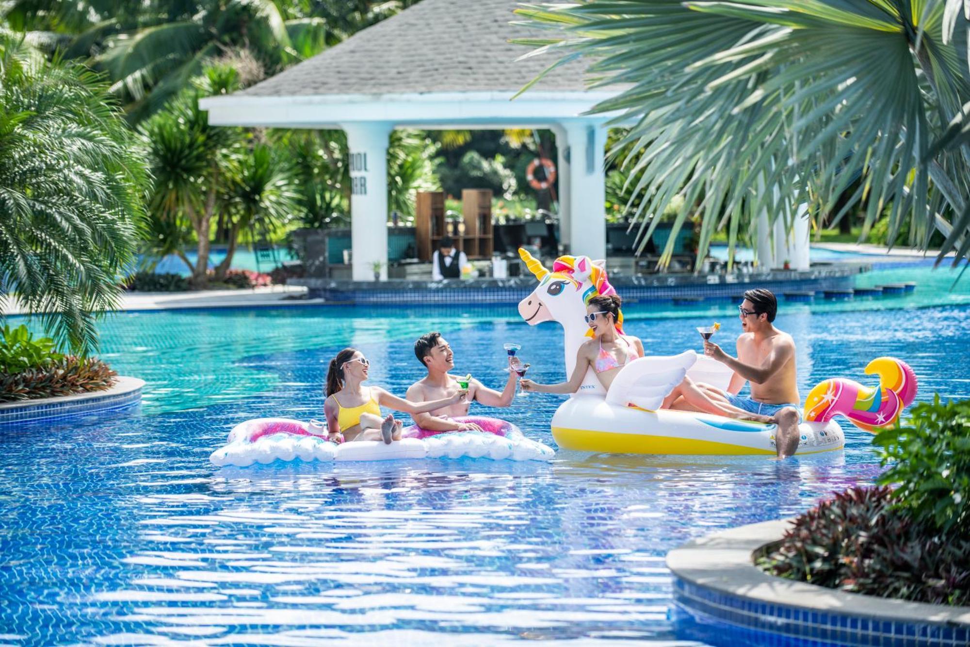 Hotel Vinpearl Wonderworld Phú Quý Zewnętrze zdjęcie The swimming pool at Vinpearl Hotel Nha Trang