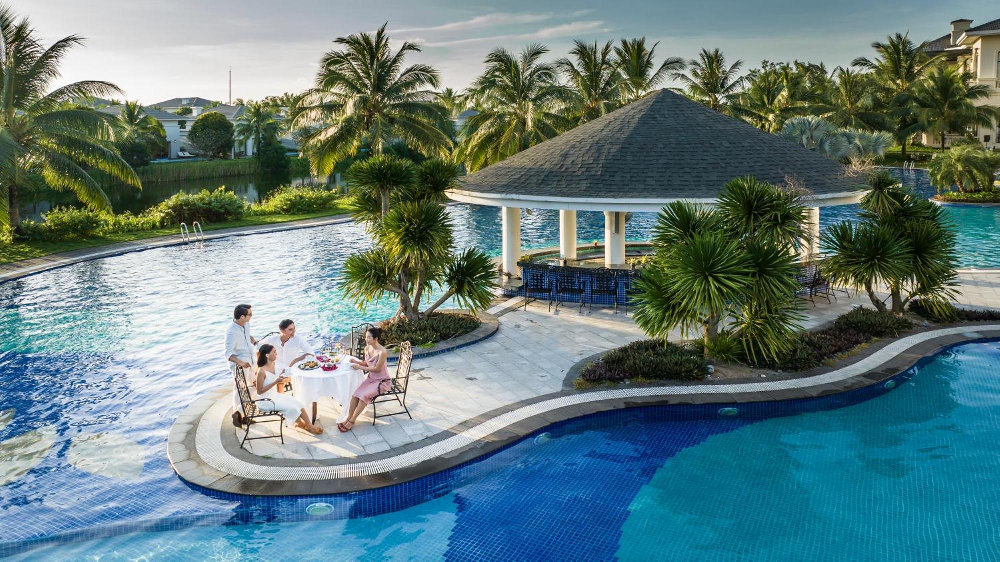 Hotel Vinpearl Wonderworld Phú Quý Zewnętrze zdjęcie The swimming pool at Vinpearl Hotel Nha Trang